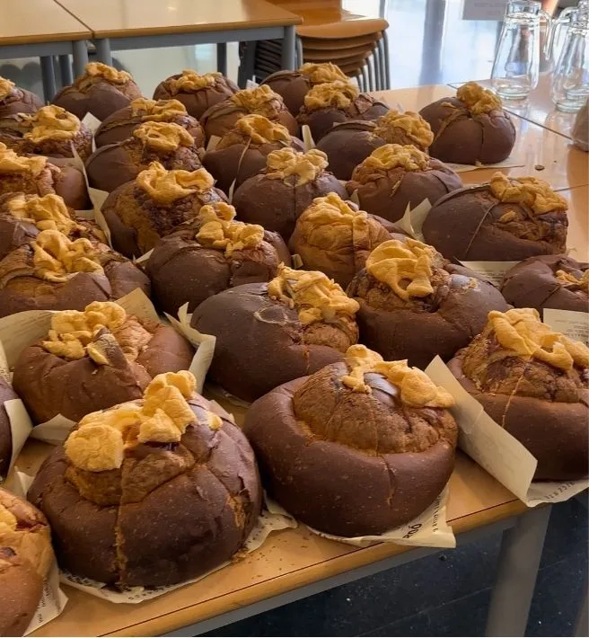 Panquemaos de Pascua colocados sobre papel en una mesa, listos para repartir
