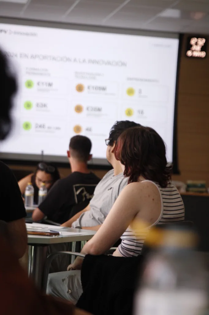 Participantes del taller atentos a la pantalla con las cifras de innovación de la UPV