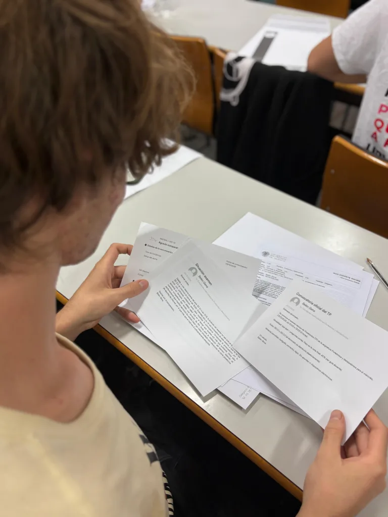 Un participante revisa los documentos impresos de un caso práctico