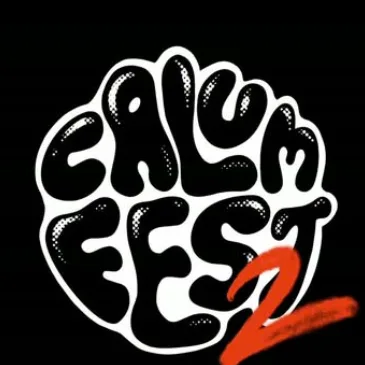 Logotipo de la CALUMFEST: las palabras CALUM FEST en letras redondeadas blancas y negras, con un 2 en rojo